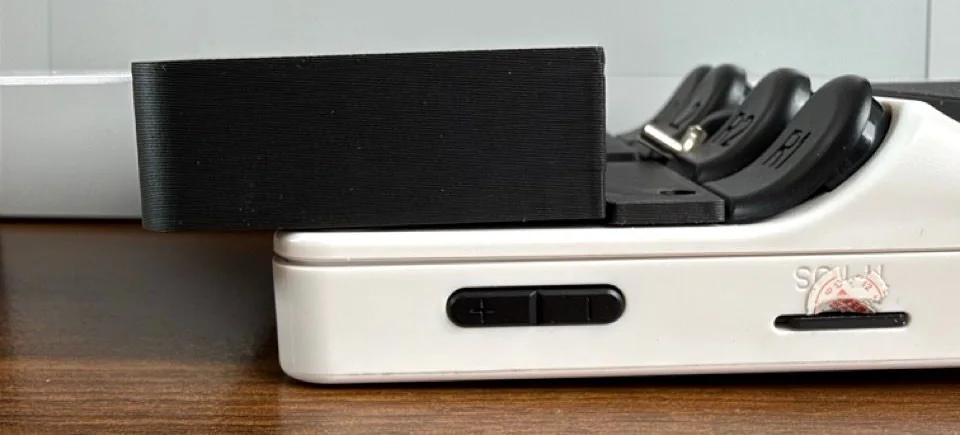 Side view showing the space between the NFC-card module and the shoulder buttons